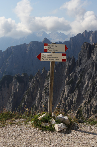 Segnaletica dei sentieri delle Tre Cime di Lavaredo - Drei Zinnen - Dolomiti - Italia