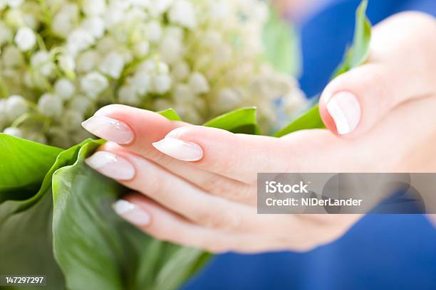 Красивые Руки С Букет Из Может Lily — стоковые фотографии и другие картинки Белый - Белый, Благополучие, Большой палец руки