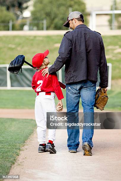 Foto de Após O Jogo e mais fotos de stock de Liga de basebol e softbol juvenil - Liga de basebol e softbol juvenil, Beisebol, Pai