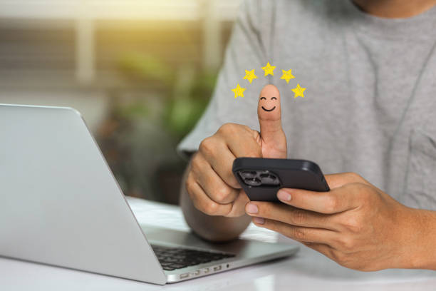 Customer service rating experience online and satisfaction concept. thumb up Positive emotion smile face for satisfaction survey evaluation product service quality, feedback review, good quality. experiencia de calificación de servicio al cliente en línea y concepto de satisfacción. pulgar hacia arriba emoción positiva cara de sonrisa para la evaluación de la encuesta de satisfacción calidad del servicio del producto, revisión de comentarios