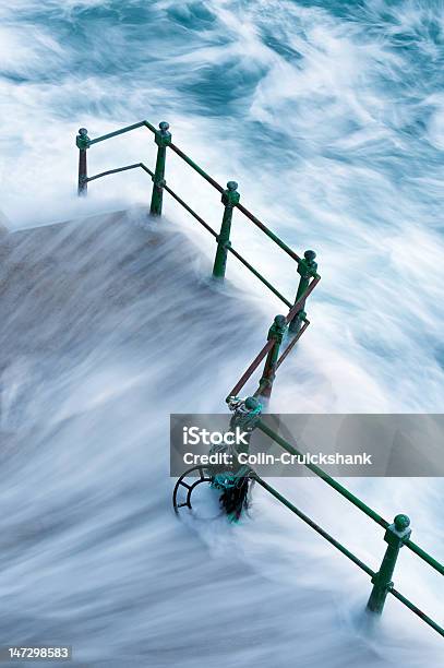 Barras De Foto de stock y más banco de imágenes de Agua - Agua, Azul, Blanco - Color