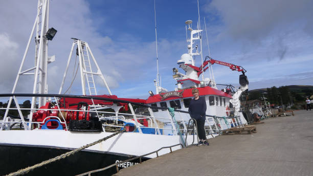 fischerboote und ausrüstung in greencastle harbour donegal am 14. mai 2021 - open country stock-fotos und bilder