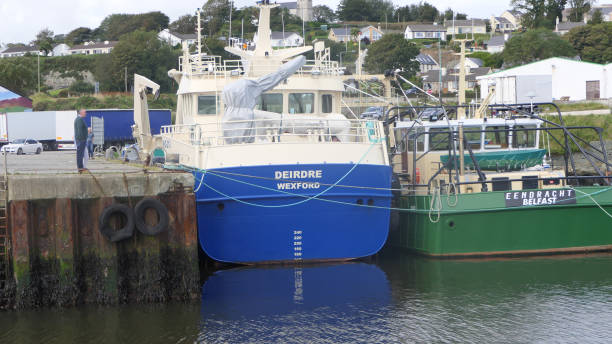 fischerboote und ausrüstung in greencastle harbour donegal am 14. mai 2021 - open country stock-fotos und bilder