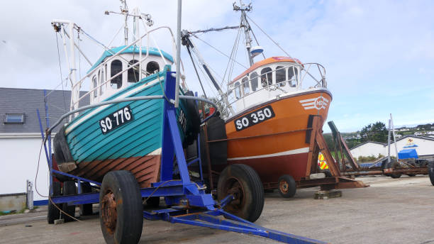 fischerboote und ausrüstung in greencastle harbour donegal am 14. mai 2021 - open country stock-fotos und bilder