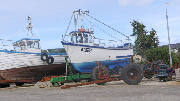 bateaux et équipements de pêche à greencastle harbour donegal le 14 mai 2021 - open country photos photos et images de collection