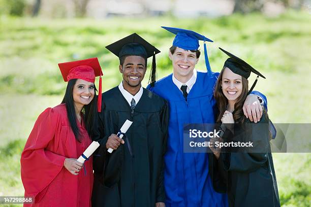 Multiétnico De Amigos En El Día De La Graduación Foto de stock y más banco de imágenes de 18-19 años - 18-19 años, Adulto joven, Africano-americano