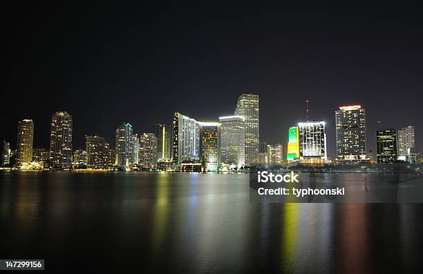 Майами Горизонта Ночью — стоковые фотографии и другие картинки Архитектура - Архитектура, Без людей, Бизнес-центр