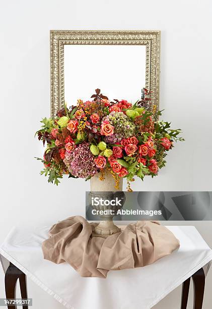 Photo libre de droit de Bouquet De Fleurs Dans Un Vase banque d'images et plus d'images libres de droit de Banc - Banc, Beauté de la nature, Bouquet formel