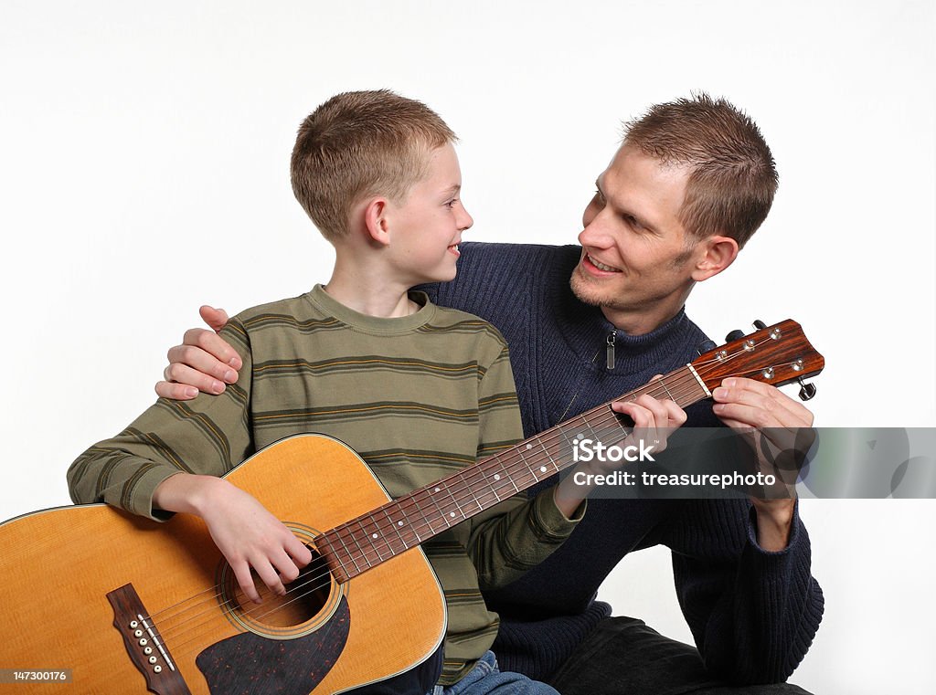 Guitarra lecciones con el uso de un dad - Foto de stock de 10-11 años libre de derechos