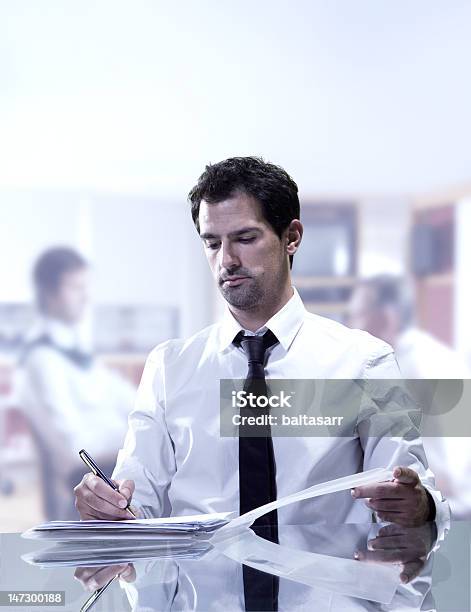 Foto de Escritório e mais fotos de stock de Adulto - Adulto, Arranjar, Bem vestido