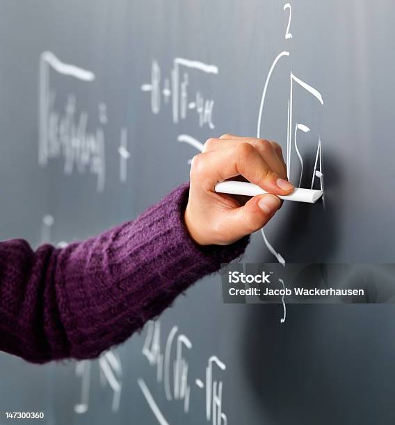 Foto de Closeup Da Mão De Uma Pessoa Maths De Solução De Problema e mais fotos de stock de Foco seletivo