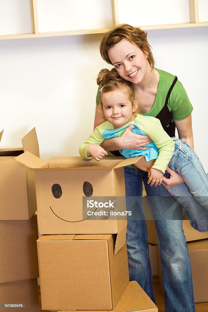 Mujer con niña y cajas de cartón - Foto de stock de 30-39 años libre de derechos