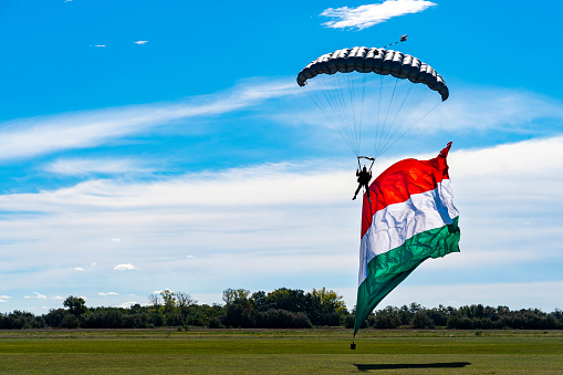 parachutist, descending, Hungarian flag