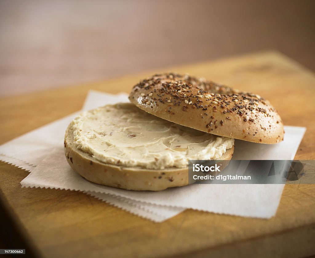 Bagels mit Frischkäse auf Schneidebrett - Lizenzfrei Bagel Stock-Foto