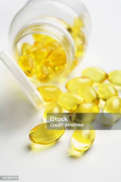 Fish Oil Stockfoto und mehr Bilder von Eingießen - Eingießen, Einzelner Gegenstand, Fischöl