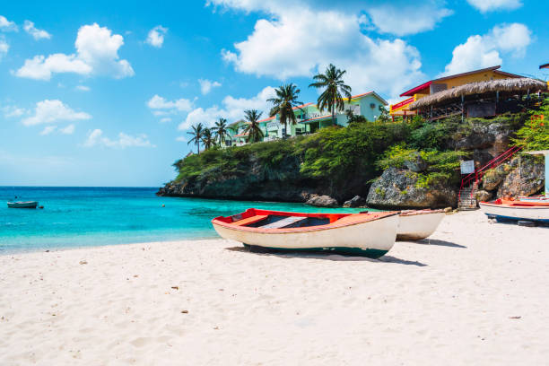 ビーチのボート、ラグンビーチ、カリブ海のキュラソー島、コピースペースのある風景 - beach sea landscape curacao ストックフォトと画像