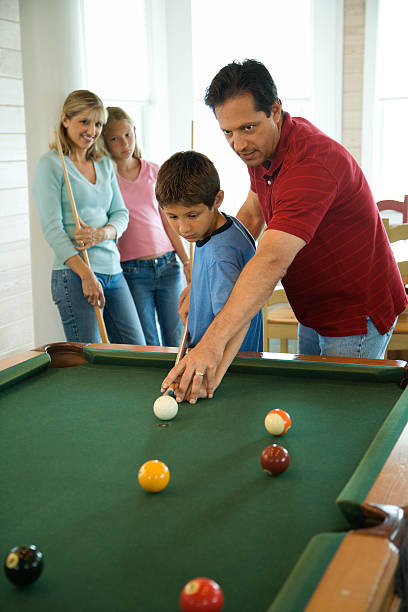 семья играет бассейн - child sport playing pool game стоковые фото и изображения
