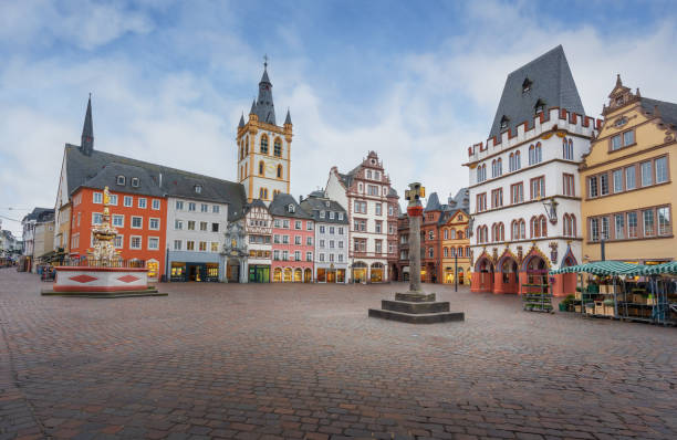 hauptmarkt square - trier, alemania - trier fotografías e imágenes de stock