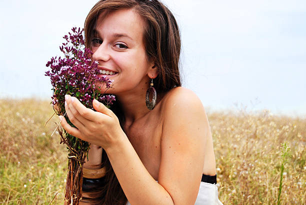 pretty girl - cut flowers women field single flower fotografías e imágenes de stock