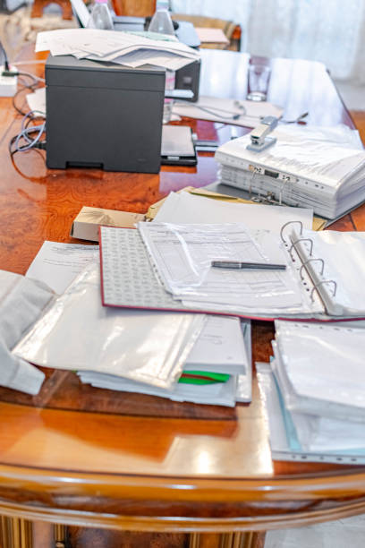乱雑な事務処理でいっぱいのホームオフィス - document file emotional stress paperwork ストックフォトと画像