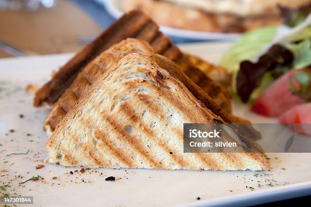 Sándwich A La Plancha Foto de stock y más banco de imágenes de Alimento - Alimento, Alimento tostado, Blanco - Color