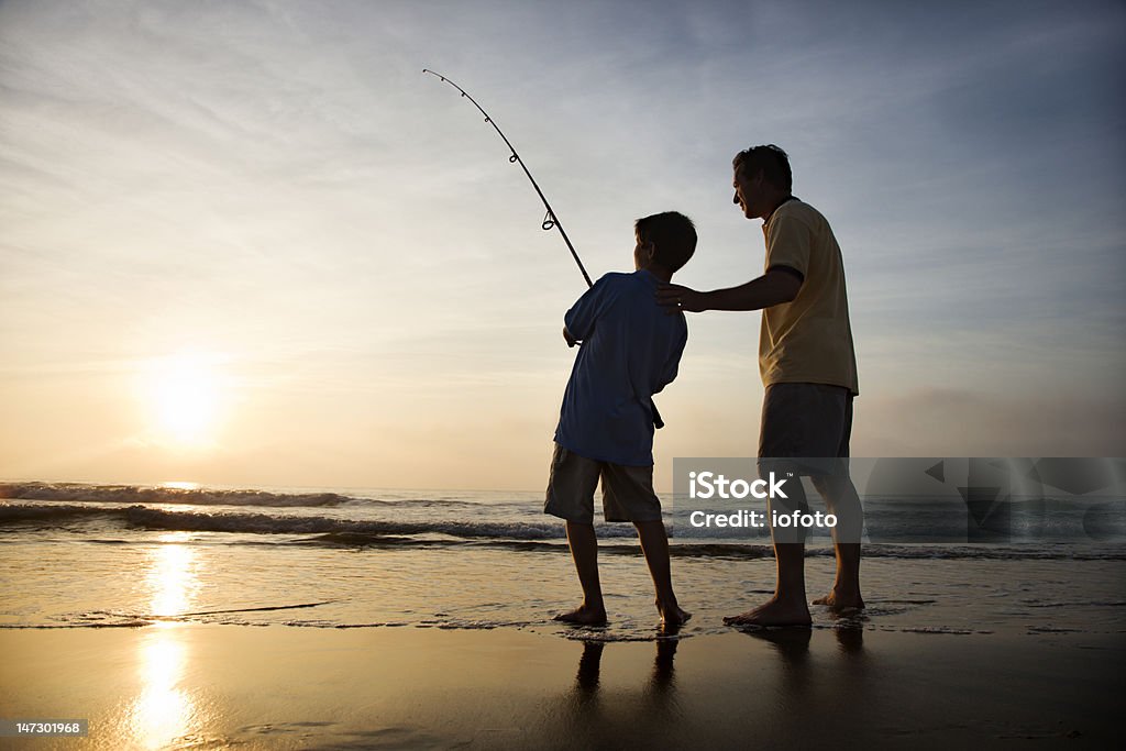 Homem e jovem rapaz pesca no surf - Royalty-free Pesca Foto de stock