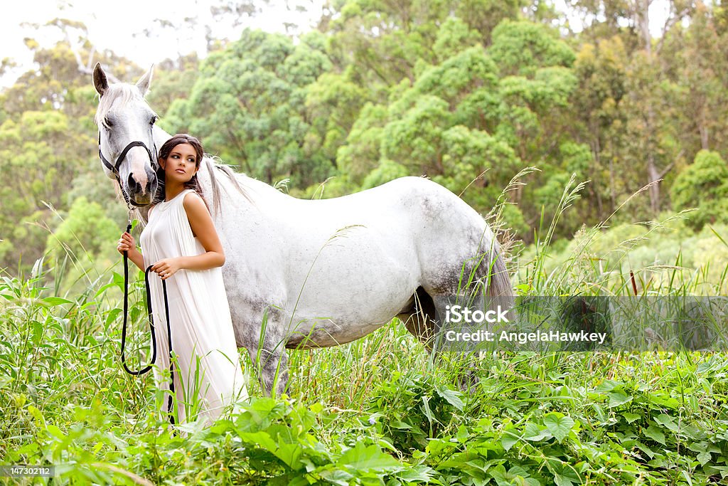 Jovem mulher com cavalo branco - Foto de stock de 20 Anos royalty-free