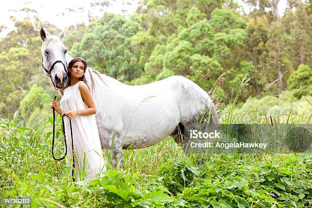 Foto de Jovem Mulher Com Cavalo Branco e mais fotos de stock de 20 Anos - 20 Anos, Adulto, Animal