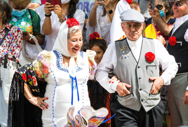 la tradición del "chotis" sigue viva en la pradera de san isidro de madrid, donde las parejas disfrutan de un baile de chotis alegre y elegantemente - parade music music festival town fotografías e imágenes de stock