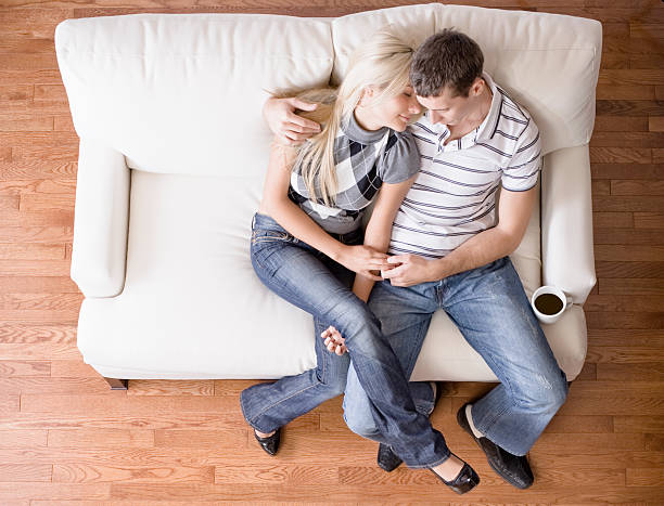 Jeune Couple assis sur le siège d'amour - Photo