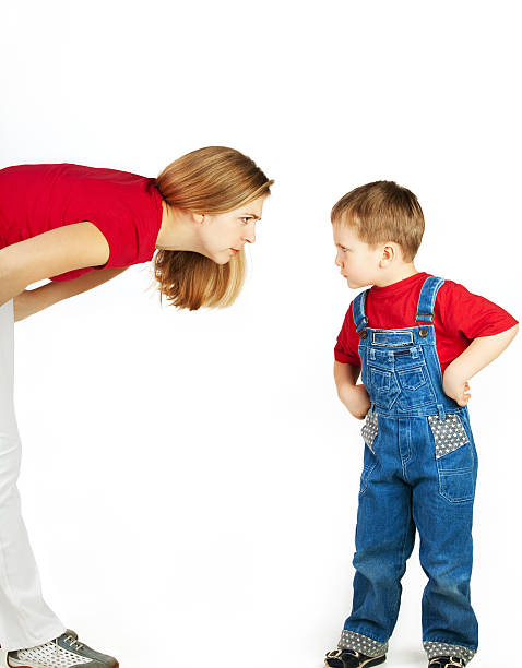 madre e figlio scolds - clamour foto e immagini stock