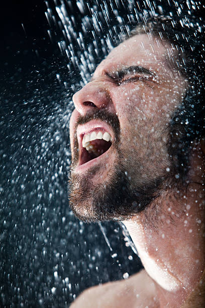 homem em um chuveiro - shower human face men wet - fotografias e filmes do acervo
