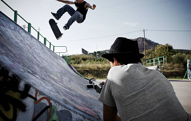 simon kickflipping su - extreme skateboarding action balance motion foto e immagini stock