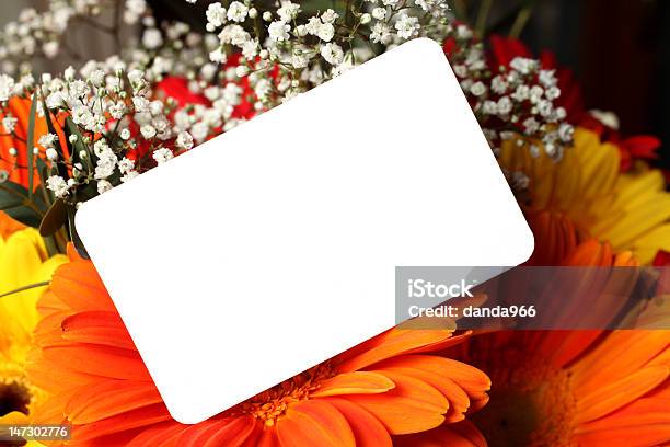 Flores Con Tarjeta De Regalo Foto de stock y más banco de imágenes de Amor - Sentimiento - Amor - Sentimiento, Aniversario, Arreglo floral
