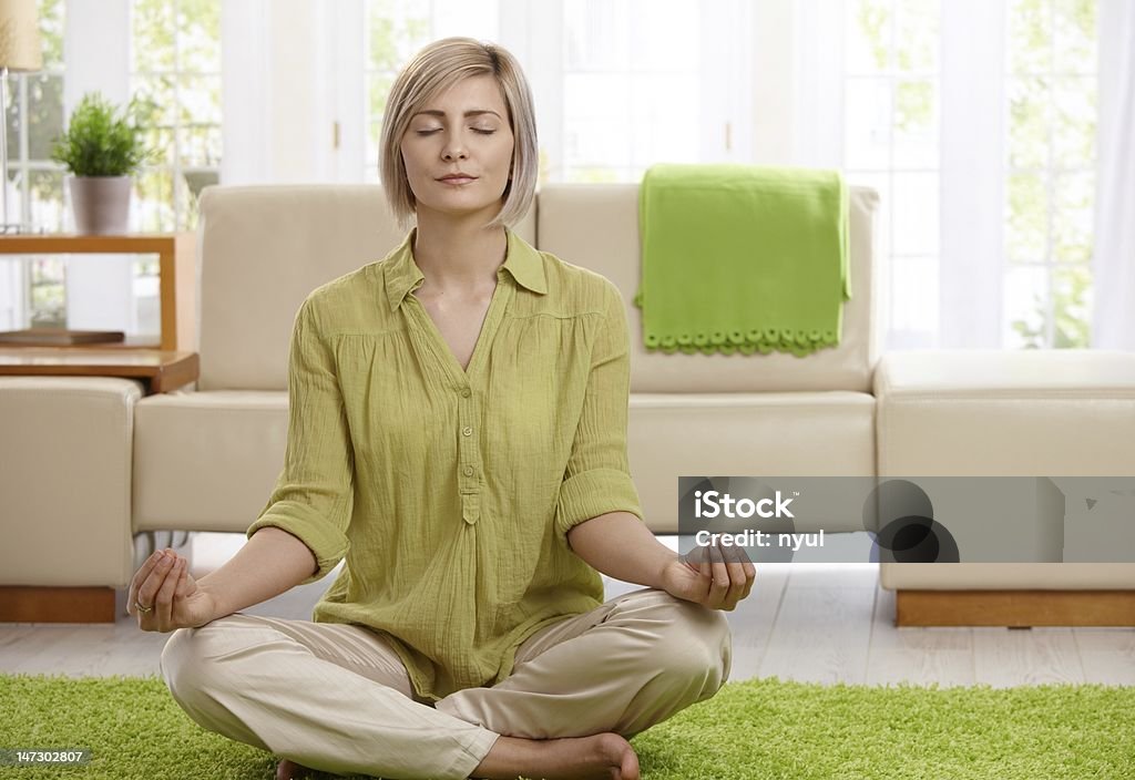 Femme faisant yoga méditation à la maison - Photo de Canapé libre de droits
