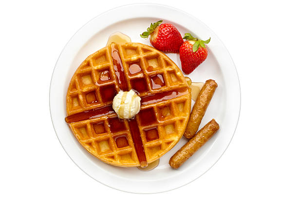 gaufre aux fruits frais et des saucisses - waffle breakfast syrup food photos et images de collection