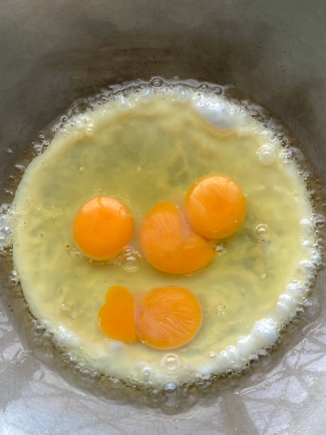 Fried eggs in a hot pan looks appetizing It's a simple breakfast. with high nutritional components such as protein or fat Egg yolks contain cholesterol and egg whites contain muscle-building protein. los huevos fritos en una sartén caliente se ven apetitosos es un desayuno sencillo. con altos componentes nutricionales como proteínas o grasas las yemas de huevo contienen colesterol y las claras de huevo contienen proteínas para el desarrollo muscular