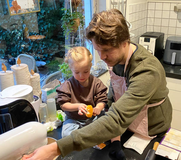 istock Tiddler girl help making a baked cookie house 1473030056