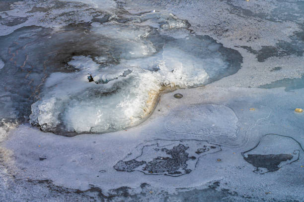 абстрактная фотография форм и цветов, которые создает замерзшая река - dry river textured effect dirt стоковые фото и изображения