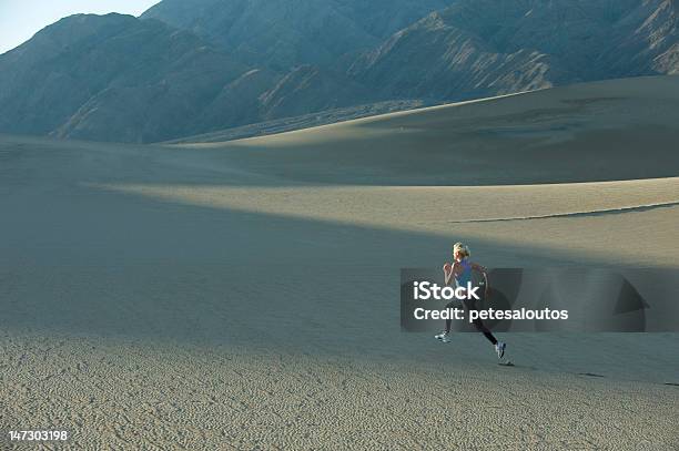 ランナーの砂丘 - 1人のストックフォトや画像を多数ご用意 - 1人, アクティブライフスタイル, ジョギング