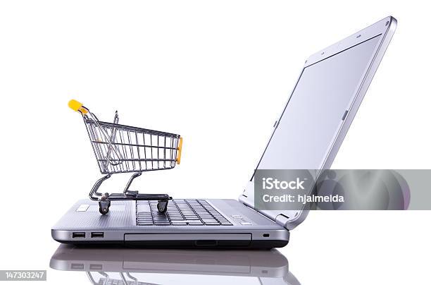 Cesta De Compras En Equipo Portátil Foto de stock y más banco de imágenes de Comercio electrónico - Comercio electrónico, Fondo blanco, Carrito de la compra