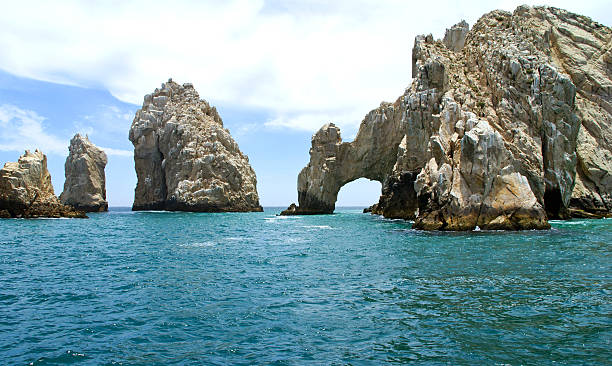 istock Cabo San Lucas famous rock arch in the ocean. 147303359