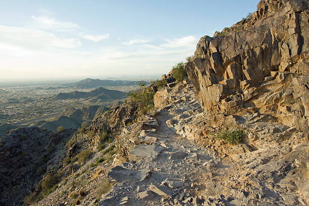 piestewa trail - squaw peak stock-fotos und bilder