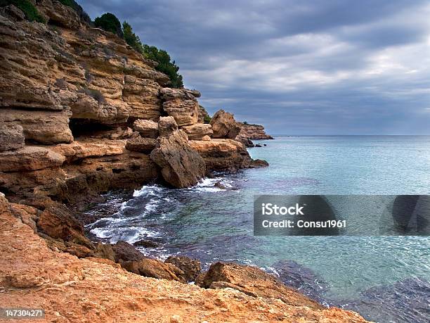 Cliffs Foto de stock y más banco de imágenes de Acantilado - Acantilado, Aire libre, Azul