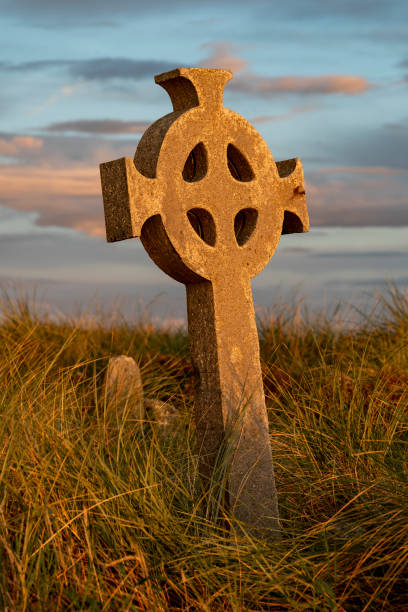 keltischer kreuzgrabstein - celtic cross republic of ireland sunset silhouette stock-fotos und bilder