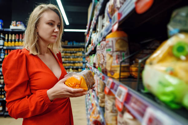 istock Woman choosing fresh bread in grocery store. 1473056868