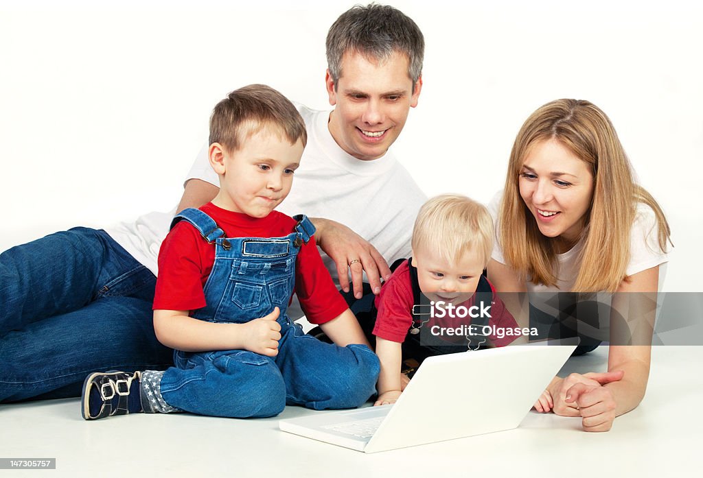 Famille avec un ordinateur portable - Photo de 12-17 mois libre de droits