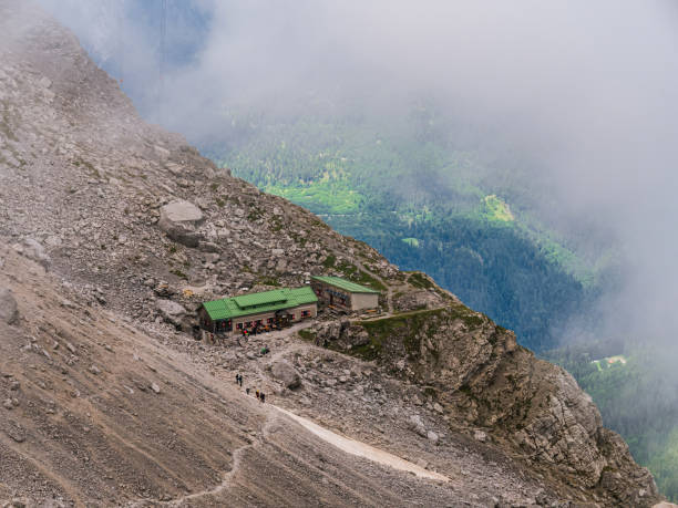 vista aerea del rifugio wiener-neustadter hutte sulla via di arrampicata al monte zugspitze tirolo, austria - wetterstein mountains summer hut european alps foto e immagini stock