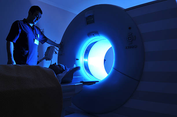 た磁気共鳴イメージング機 - doctor patient radiologist hospital ストックフォトと画像