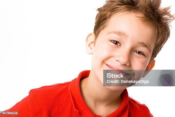 Niño Sonriente Foto de stock y más banco de imágenes de Camiseta - Camiseta, Niño en edad escolar, Rojo